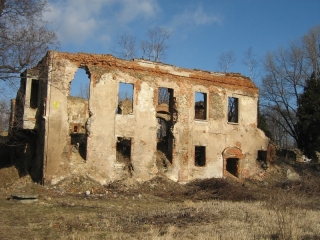 ostroszowice-ruiny-palacu-elewacja-frontowa